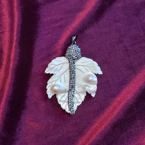 Natural freshwater shell leaf pendant NWT - Picture 3 of 7